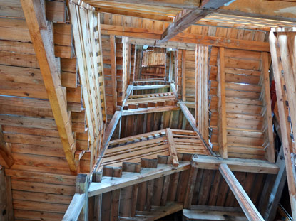 Treppe in der Aussichtswarte Jauerling