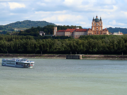 Blick von der nrdlichen Donauseite as auf die Donau und Stift Melk