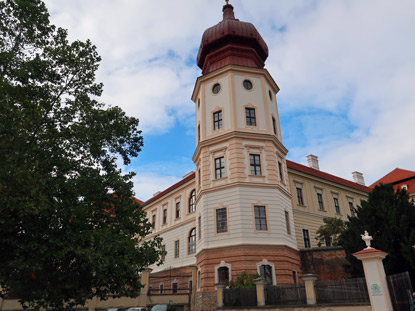 Welterbesteig: Turm mit barocker Zwiebel an der Sdseite von Stift Gttweig