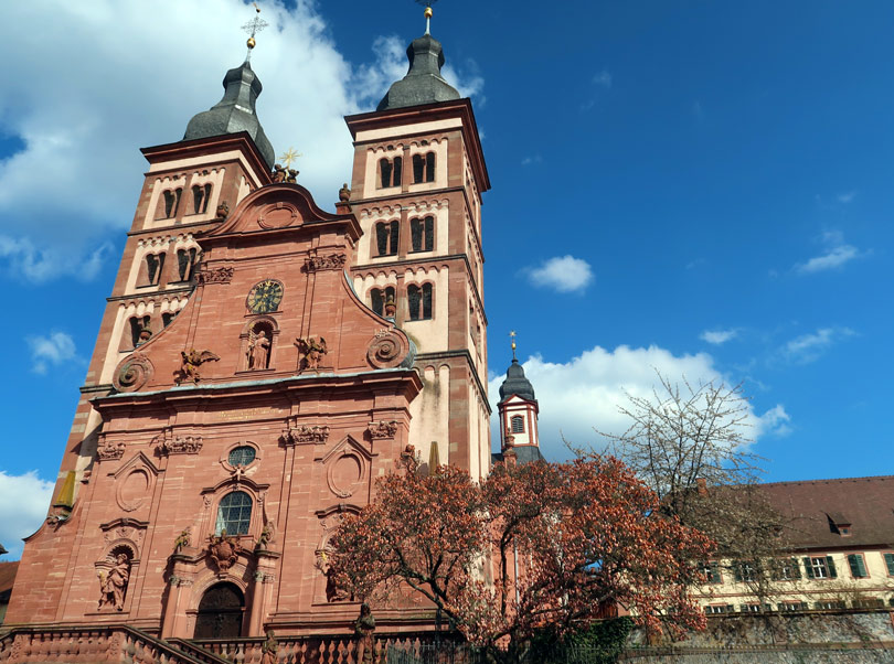 Fassade der Klosterkirche in Amorbach