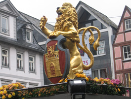 Der Löwenbrunnen auf dem Marktplatz von Hachenburg.