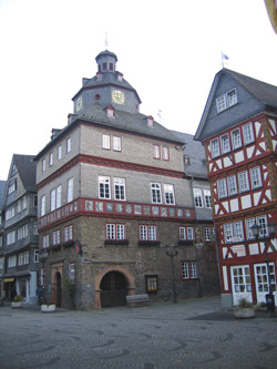 Rathaus von Herborn - hier beginnt der Westerwaldsteig