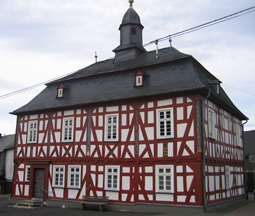 Das Rathaus von Rehe mit seinem evangelischen Bethaus im Obergeschoss