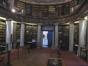 Im Bibliothekssaal des Reformierten Kollegiums von Sárospatak sind 200.000 Bücher ausgestellt. Im 17 Jh. wurden die Studenten gebeten, Bücher aus dem Ausland mitzubringen. So kamen rund 500.000 Bücher zusammen.