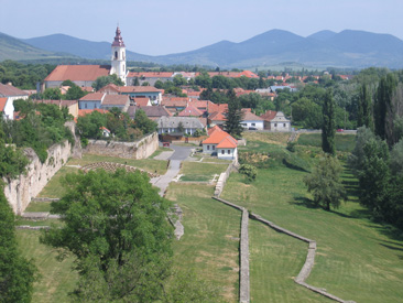 Blick vom Roten Turm (Vörös-torony) in Sárospatak. Im Hintergrund erkennt man das Zempléni hegység (Zempliner Gebirge)