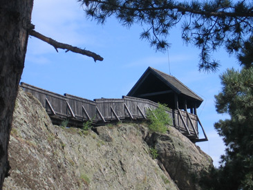 Der hölzerne Wehrgang der Boldogkö vára war Juni 2009 wegen Renovierungsarbeiten nicht zu betreten.