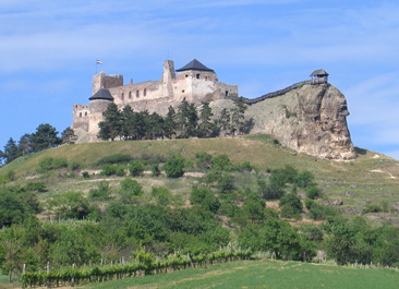 Auf einem Basaltfelsen in Boldogkőváralja thront eine eindrucksvolle Burg, die Boldogkö vára<(boldog = glücklich, kö = Stein, vára = Burg)